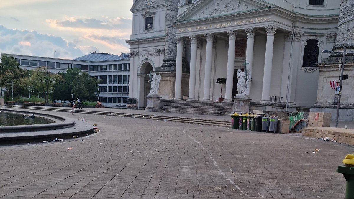 PeterKonditor's tweet photo. Liebe @Stadt_Wien , wie wäre es mal mit einem Alkoholverbot am Karlsplatz. Um mal zu testen ob hier ein Konsumfreierraum wirklich notwendig ist, oder ob man den Platz nur als Saufplatz nutzt?

Da hilfts auch nicht wenn die 48er Werktags a Stunde früher anfangen mit aufräumen ;) https://t.co/w5jxCIGa9x