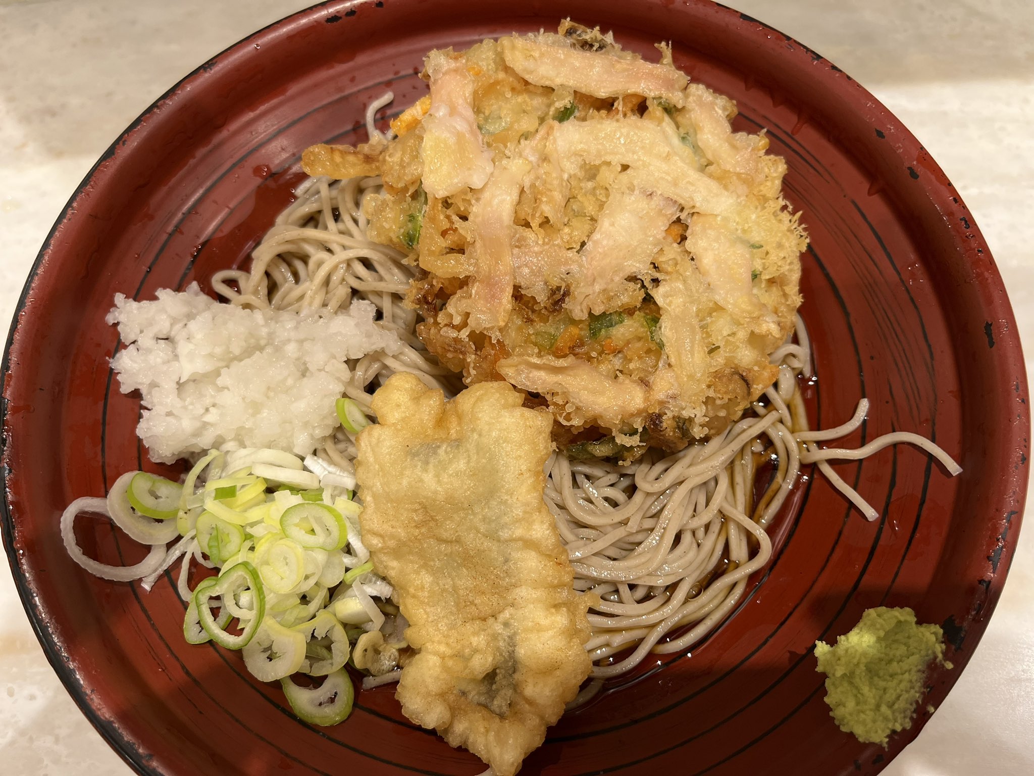 Summer 箱根そばさんで新生姜のかき揚げ天と鱧天そば をいただきました 新生姜が良いです かなり時間のたった揚げおきでしたがサッパリらといただけました 本陣さんのお蕎麦はやはり 美味しい 立ち食いそば 箱根そば T Co