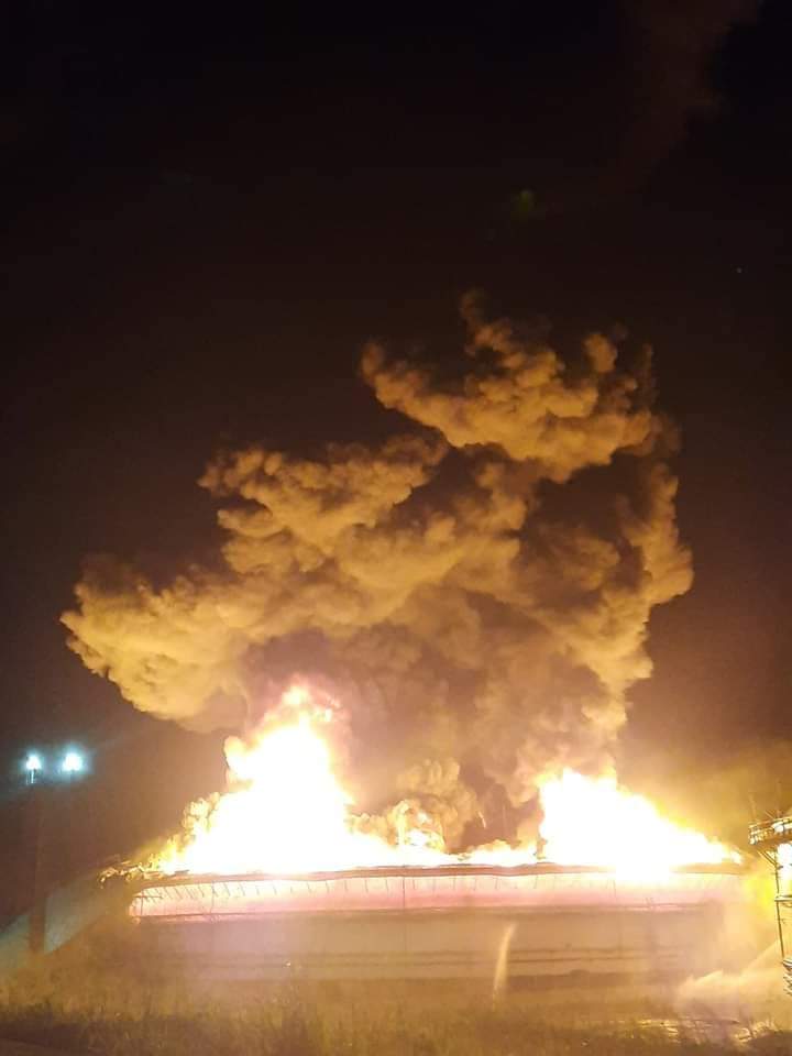 AleLRoss198's tweet photo. Difícil situación en matanzas. Estamos en tiempo de solidaridad, de enfrentar juntos las dificultades y los problemas. Los principales dirigentes del gobierno y el PCC están en el lugar del siniestro supervisando. #FuerzaMatanzas Cuba está con ustedes. #CubaPorLaPaz #UnMejorPais https://t.co/uz6iha2c00