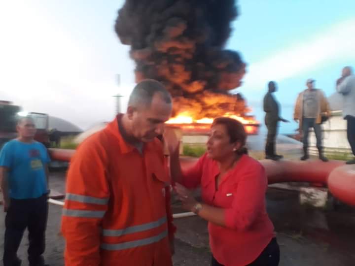 AleLRoss198's tweet photo. Difícil situación en matanzas. Estamos en tiempo de solidaridad, de enfrentar juntos las dificultades y los problemas. Los principales dirigentes del gobierno y el PCC están en el lugar del siniestro supervisando. #FuerzaMatanzas Cuba está con ustedes. #CubaPorLaPaz #UnMejorPais https://t.co/uz6iha2c00