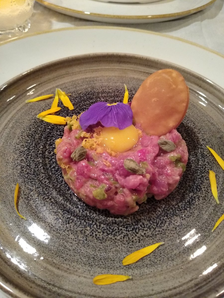 rosaescayola's tweet photo. #IntimoResto Tartare de cordero, yema de codorniz, alcaparras crocantes y torta frita. @diegocamodeca https://t.co/YGFDEmLZ7t