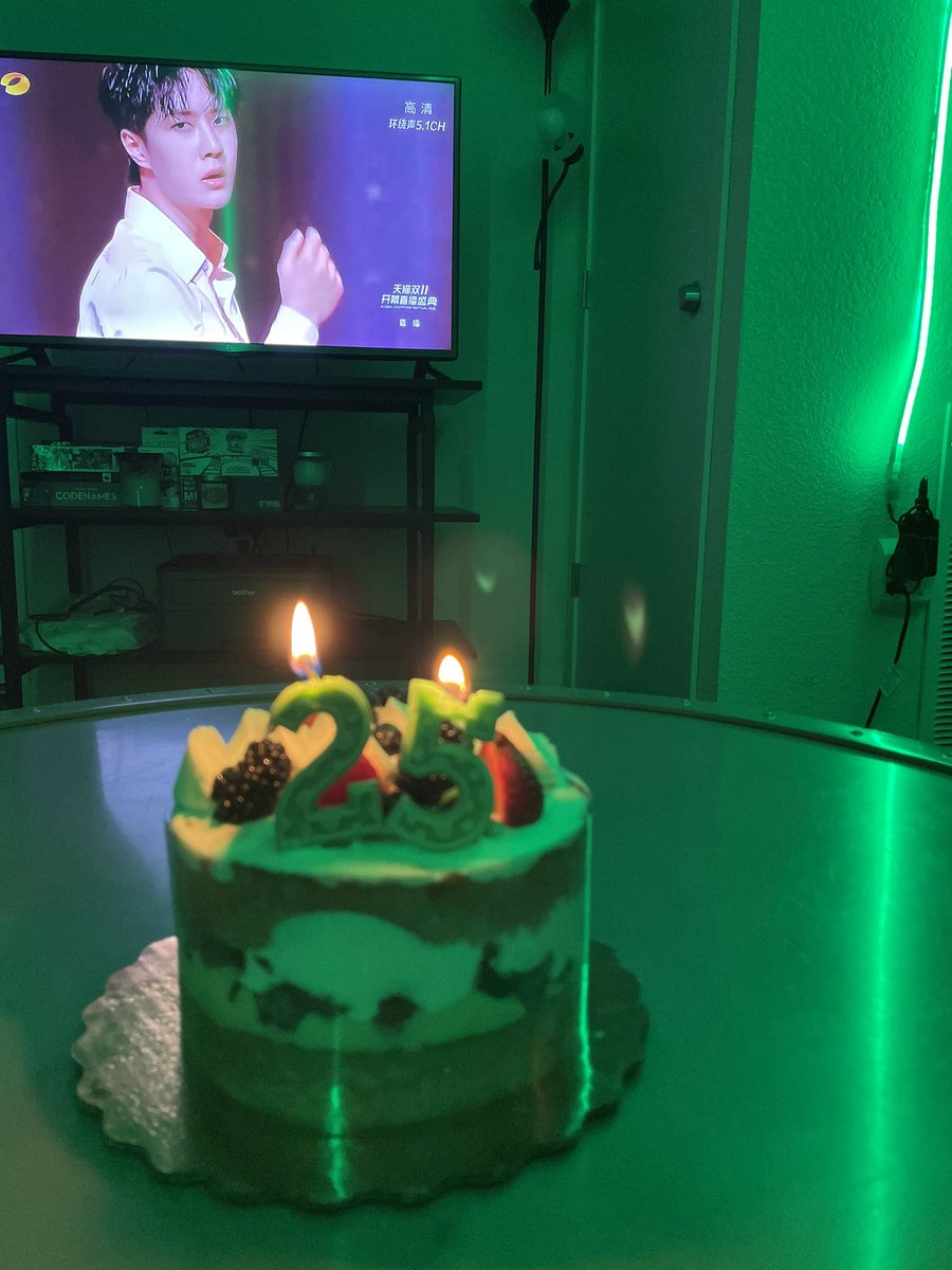 weilanworld's tweet photo. 王一博，生日快乐！
happy 25th birthday wang yibo. finally got to celebrate and eat cake💚
#Yibo25thBday 
#HappyYiboDay 
#王一博0805生日快乐 https://t.co/8XJb2DezjZ