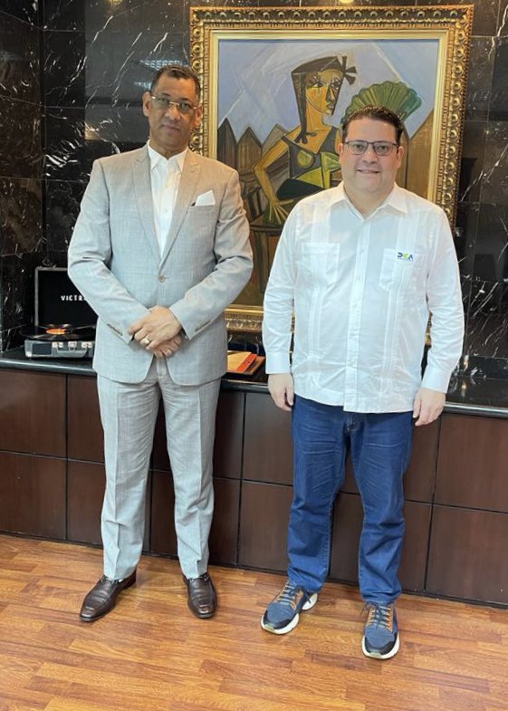 SanzLovaton's tweet photo. Gracias al hermano @EnriqueRGarcia2 por la visita. Deseándole éxitos en su nueva responsabilidad como cónsul general en Massachusetts. 🇩🇴🙌🏼 https://t.co/gexnpqGku1