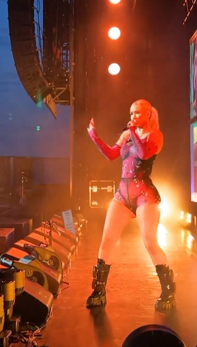 UpIggyBR's tweet photo. Iggy Azalea começou sua performance em wantagh NY, Can't Stop Us Now Tour. https://t.co/xyef2dkrpN