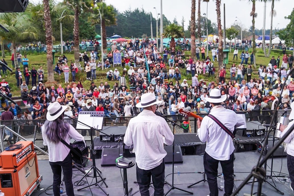 AlcaldiadeMed's tweet image. ¡Nuestra #FeriaDeLasFlores2022 llega a los corregimientos!, llevando alegría, flores y muchos colores a cada uno de ellos. Porque en #MedellínAquíTodoFlorece 🌺.