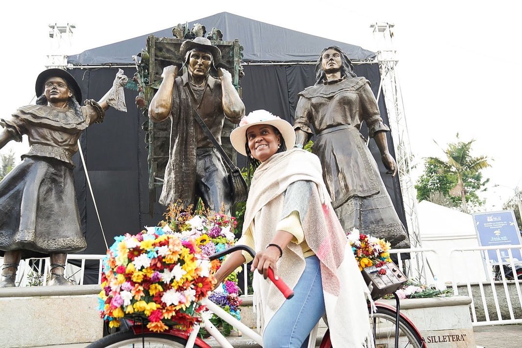AlcaldiadeMed's tweet image. ¡Nuestra #FeriaDeLasFlores2022 llega a los corregimientos!, llevando alegría, flores y muchos colores a cada uno de ellos. Porque en #MedellínAquíTodoFlorece 🌺.