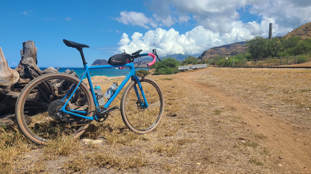 DefiHigherEd's tweet photo. I found no beta on gravel riding in O'ahu. But look! It's good out here. 62-mixed miles today with nearly 30 on dirt. And the dirt here is fast!! 🙌

#gravel #gravelcycling #Oahu #Ultradynamico #opencycles #enve https://t.co/K6lV0zgyTD