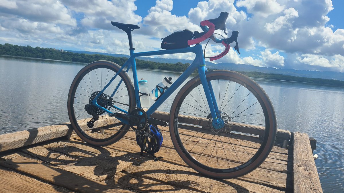 DefiHigherEd's tweet photo. I found no beta on gravel riding in O'ahu. But look! It's good out here. 62-mixed miles today with nearly 30 on dirt. And the dirt here is fast!! 🙌

#gravel #gravelcycling #Oahu #Ultradynamico #opencycles #enve https://t.co/K6lV0zgyTD