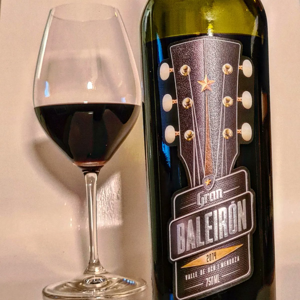 🎶Igual y le robo un beso a tu boca y dejas de creer que soy poca cosa
Igual y te explico igual y no entiendes que te necesito
🎶 🍷🍇 siempre me pareció y siempre  me parece hermoso este vino 💚 
<a href="/MarcePelleriti/">Marcelo Pelleriti</a> <a href="/JuanchiBaleiron/">JUANCHI</a>