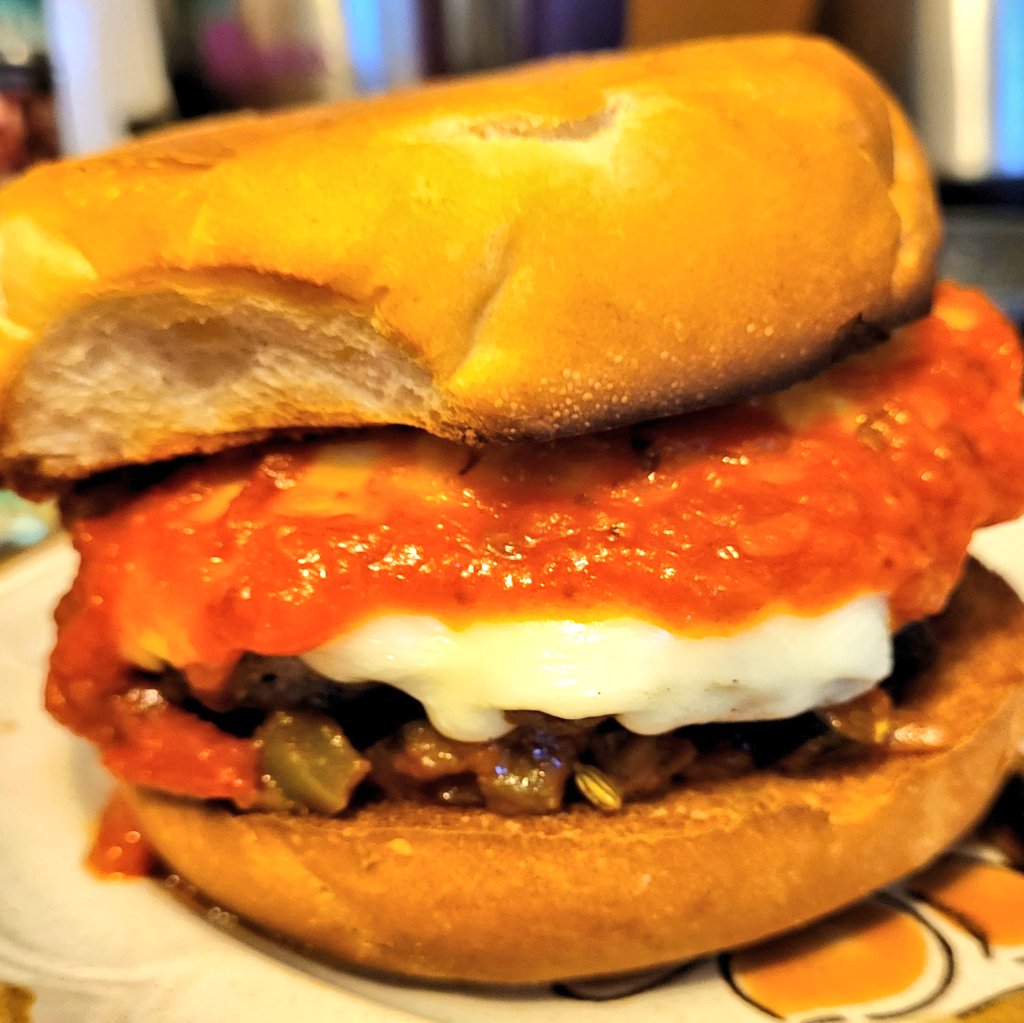 cjucoder's tweet image. Came up with a pizza burger that turned out awesome! Patty half 80/20 beef, half ground hot Italian sausg. Xtra oregano, fennel seed, hot pepper flakes, s&amp;amp;p. Topped: sauted mushroom, onion, peppers; pepperoni; black olives; mozz; jarred pizza sauce (Rao&apos;s). Toasted kaiser. 👍