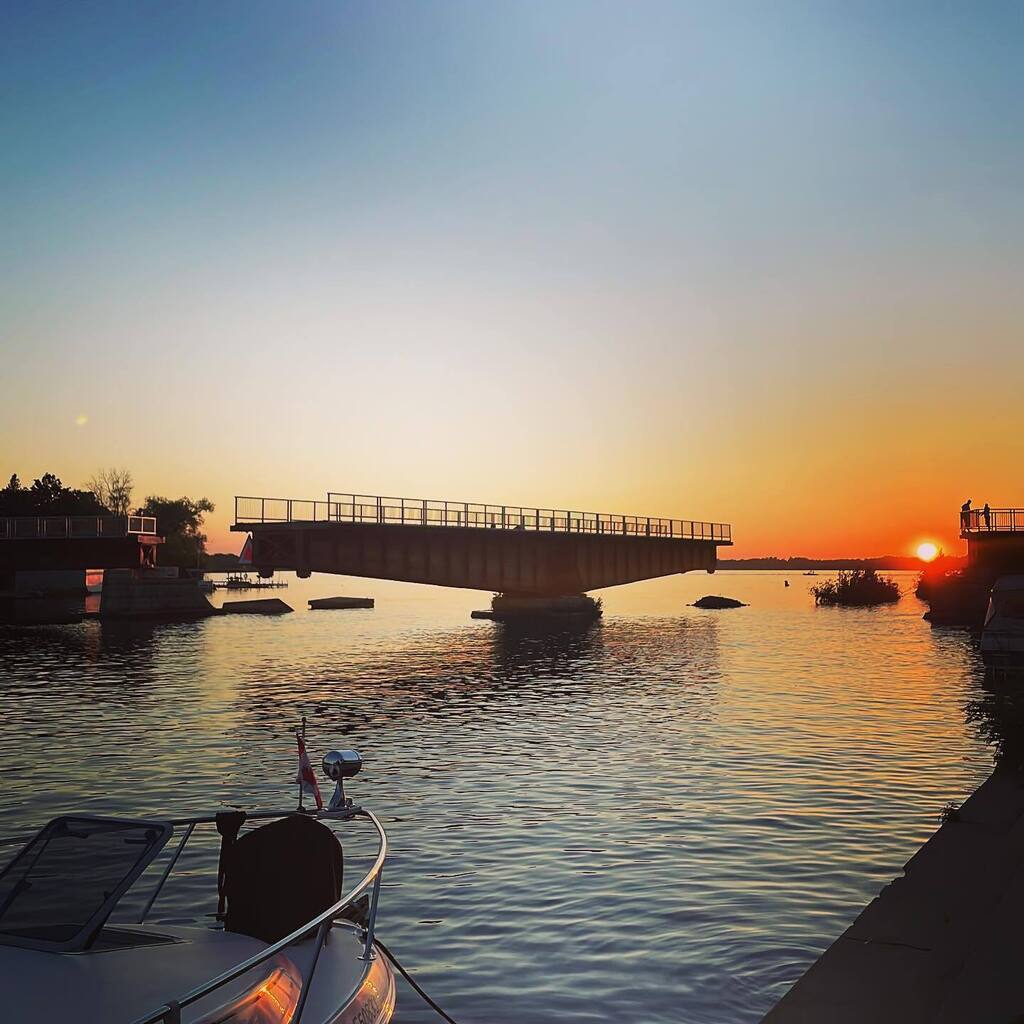 matylang's tweet photo. Fenelon sunsets at Cameron Lake 😍 https://t.co/r5JJuOCf5i https://t.co/YcE7WdbYXc
