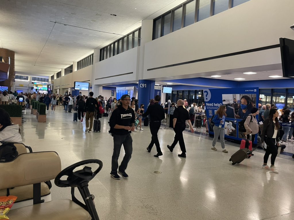KbGaa's tweet photo. @Beth52075 @enlightenedlg @united Check out the length of the line for customer service and the estimated amount of delay for an hour and half flight. Could drive faster!!! https://t.co/JzGdezZRj3