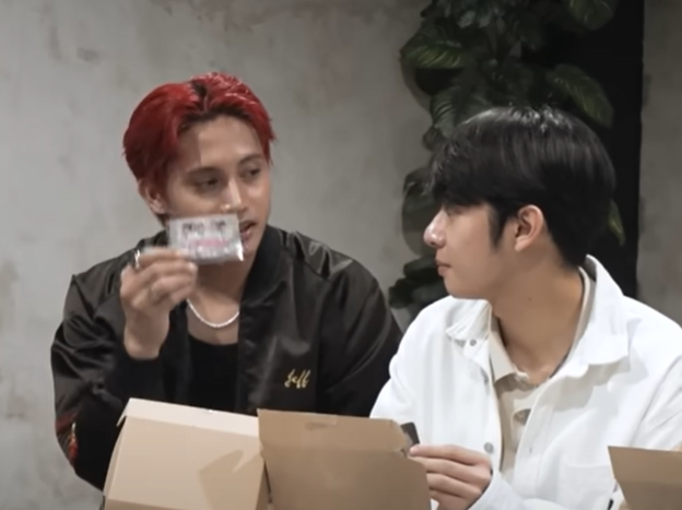 stansb19nowna's tweet photo. 'dito'
'dito sa puso mo' π«’
UMAGANG UMAGA KINIKILIG AKO HA #KENTIN
#SB19PagsibolUnboxing https://t.co/L4ziJjsayI