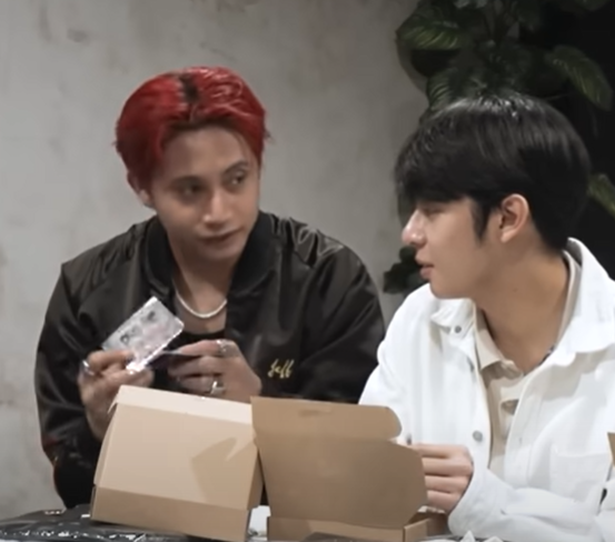 stansb19nowna's tweet photo. 'dito'
'dito sa puso mo' π«’
UMAGANG UMAGA KINIKILIG AKO HA #KENTIN
#SB19PagsibolUnboxing https://t.co/L4ziJjsayI