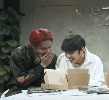 stansb19nowna's tweet photo. KENTIN ππ ANG SAYA SAYA NYO NAMAN DYAN
#SB19PagsibolUnboxing #KENTIN https://t.co/b0HkOcj0sJ