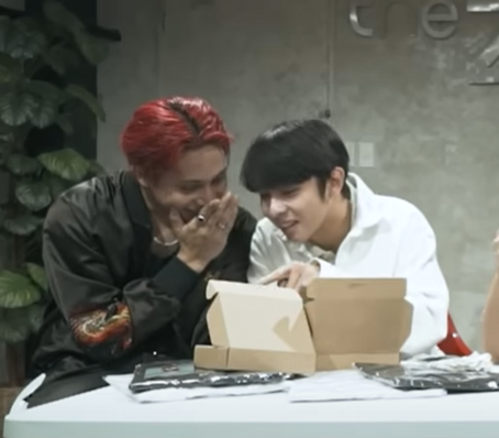 stansb19nowna's tweet photo. KENTIN ππ ANG SAYA SAYA NYO NAMAN DYAN
#SB19PagsibolUnboxing #KENTIN https://t.co/b0HkOcj0sJ