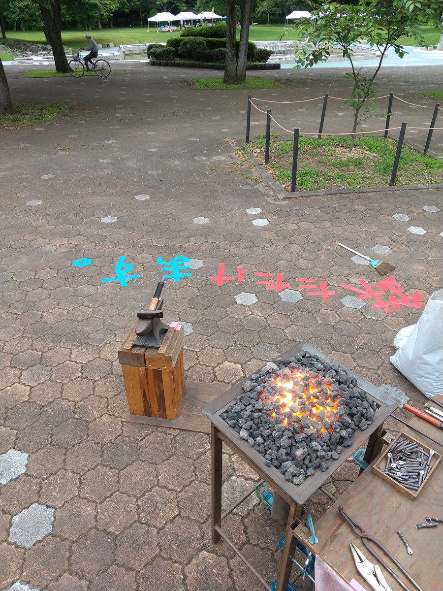 tarumaeartyplus's tweet photo. 8月6日と7日は苫小牧アートフェスティバル。
樽前arty+のワークショップは「鉄たたけます+真鍮プレート」です！
参加費お一人500円。子供から大人まで是非お越し下さい！ https://t.co/If83SSu2cj