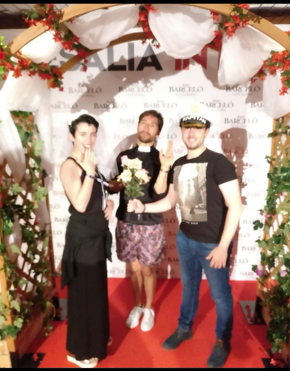 riensita's tweet photo. En Abril de 2017 tuvimos la suerte de ir al crucero de #Ronbarcelo #desalia y nos hicimos esta foto 🖤💍 #boda https://t.co/1TdEow2cRJ
