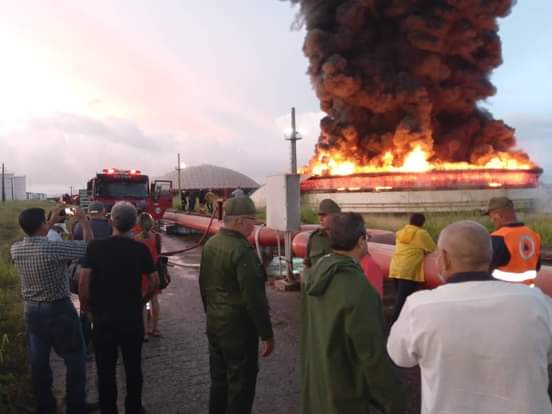 YASIEL59813088's tweet photo. Producto a un rayo se incendio un tanque de crudo en la base de Supertanquero de #Matanzas. En el lugar presente las principales autoridades de la Provincia encabezados por la 1ra Sec. del #PCCMatanzas @SuselyMorfaG y el Gobernador @mariofsabines.
#FuerzaMatanzas #CubaPorLaPaz https://t.co/9hdXwKpP6I