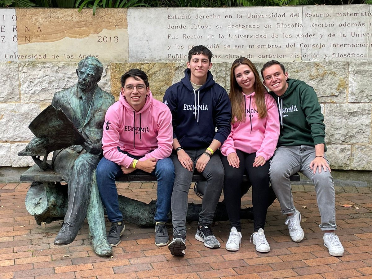 _CONSEFE's tweet photo. Nos complace informarles que, por primera vez en la facultad, tendremos hoodies 🥳

Para información, tallas y pedidos por favor envíenos un dm.

Les adelantamos que la próxima tendremos un stand dónde podrán ir a mirar y medirse los sacos 👀 https://t.co/GzLf3ZvaCn