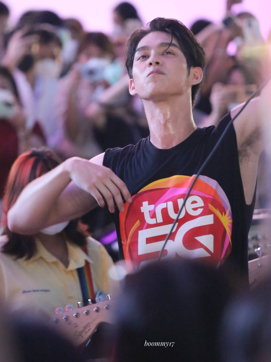 ssangduen1's tweet photo. บันทึกความสุข  ยังไม่ออกจากสยาม  แค่เห็นน้องมีความสุข ทางนี้ก็ใจฟูมาก อยากเห็นภาพนี้มานาน ไปร้องเพลงกลางสยาม.. สุดล่ะไปอีกนะ มันดีมากจริงๆ 
Bright x TrueID
#StayBrightStayTRUE 
#ทรู5Gพาไบร์ททะลุจอ
#bbrightvc
@bbrightvc https://t.co/OYAL3CFZRa