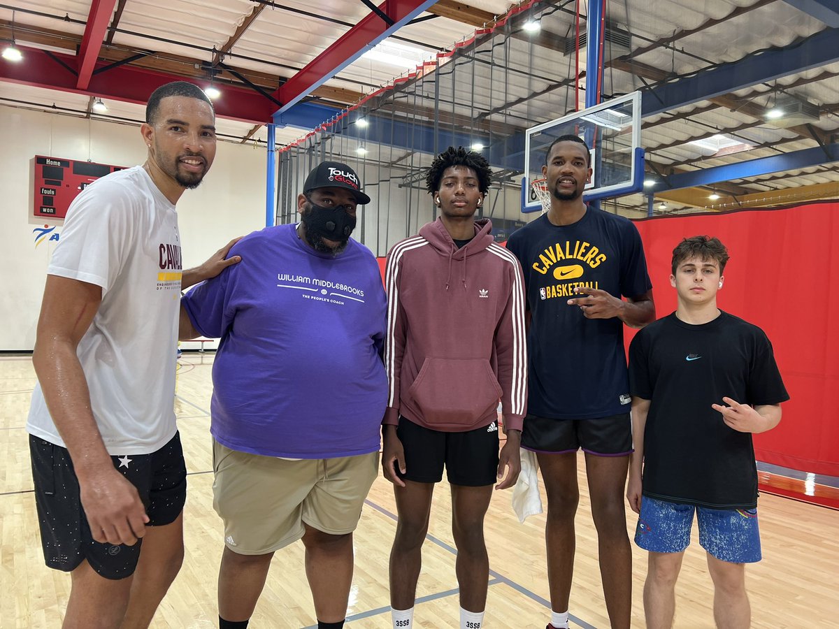 Good to see our @Compton_Magic guys @MobleyIsaiah and @evanmobley today and connecting the new @Compton_Magic boy @DamarionPouncil with them #Fam