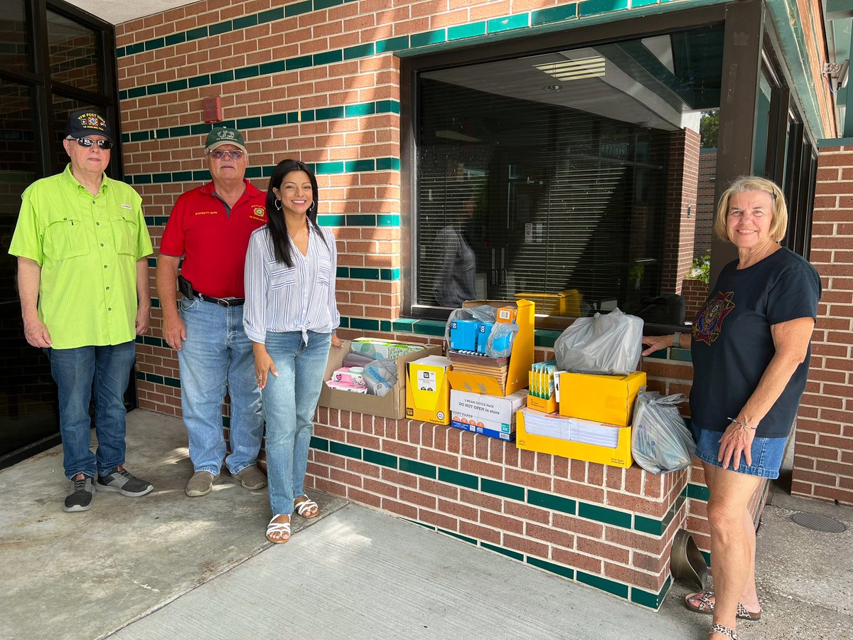 amberlpohl's tweet photo. BIG thank you to Interfaith and VFW Auxiliary 12024 The Woodlands! Both amazing organizations donated school supplies to @LamarElemCISD this morning 👍💙🤗 https://t.co/cLdZt8U8YN
