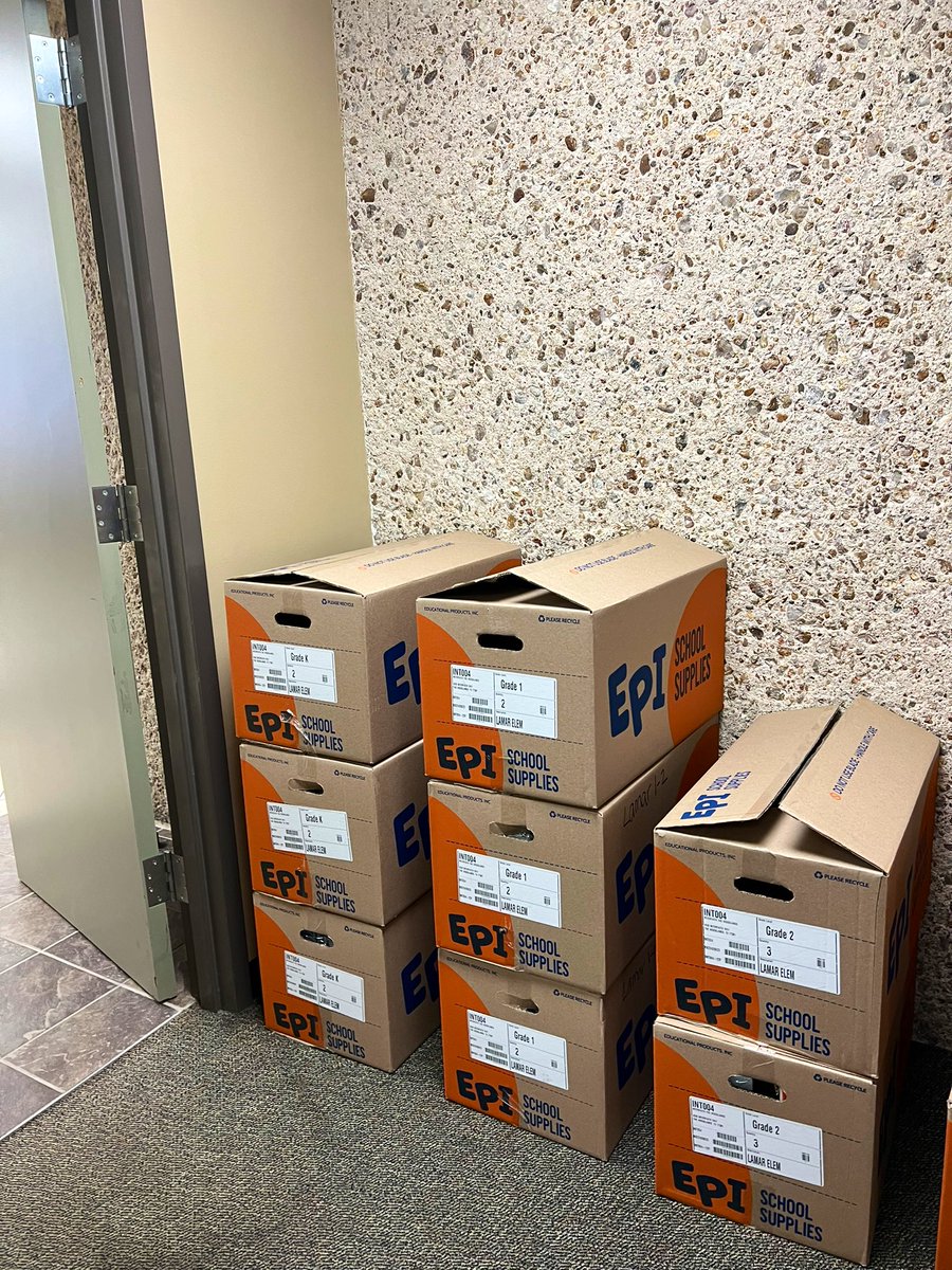 amberlpohl's tweet photo. BIG thank you to Interfaith and VFW Auxiliary 12024 The Woodlands! Both amazing organizations donated school supplies to @LamarElemCISD this morning 👍💙🤗 https://t.co/cLdZt8U8YN