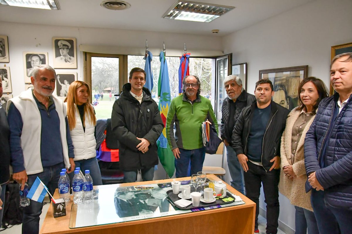 nico_mantegazza's tweet photo. Acompañamos junto @CascallaresPJ, @JuanoFabiani, #HugoMoyano, @Horaciootero8, compañeros y compañeras del sindicalismo, el acto de asunción de @SergioOyhamburu, @laurasasprizza y @ElTanoVanati como nuevas autoridades de la CGT Regional Lomas de Zamora. https://t.co/EoAeXKgaCf
