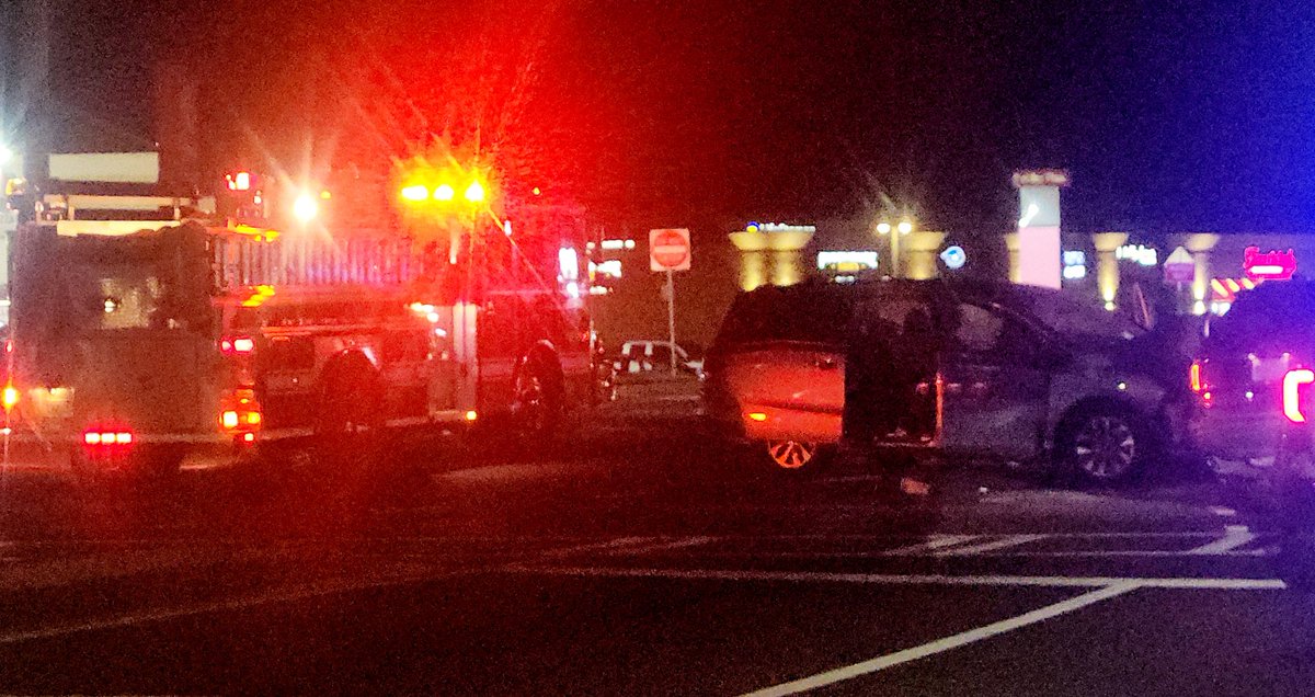 ffshifflett's tweet photo. Warner Robins Engine 7 working crash with injuries. Hwy 96 at Lake Joy. Significant damage #wrfd #gafire https://t.co/UxK9rHcfAi