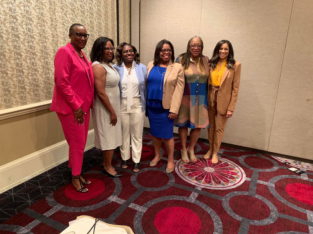DetroitNABJ's tweet photo. #NABJNAHJ22 session moderated by @DetroitNABJ's @Newsgirl84: Black Women Smash Print Industry's Glass Ceiling. The panelist @mdougreeve @HoustonChronicle, @leisarichardson  @SJRbreaking, @rana_cash @theobserver, @DAdamsSimmons @NatGeo,   @mrich1970 @MiamiHerald. https://t.co/TTwe8DdkHI