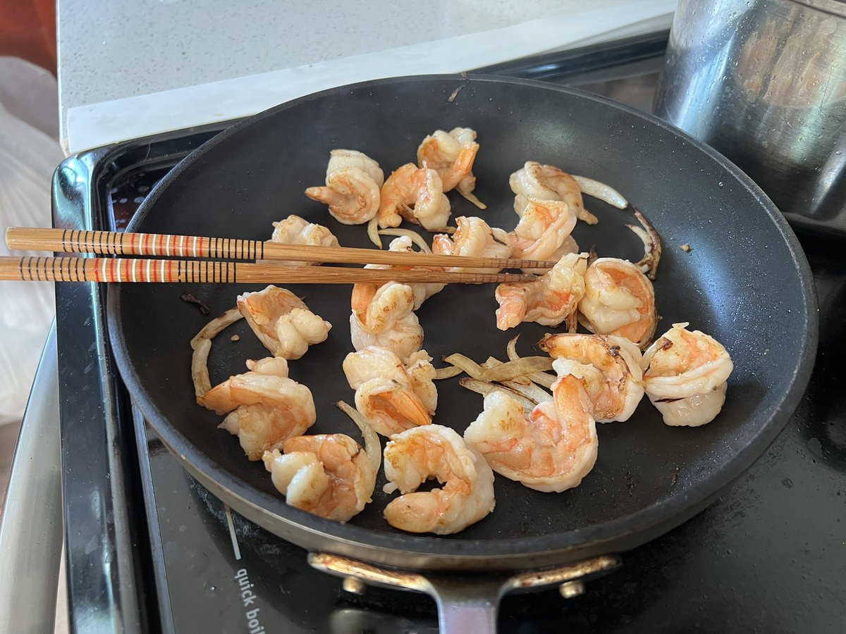 HomeVietFood's tweet photo. Egg rolls and sautéed shrimp #foodie #cooking #PremierLeague #eggrolls https://t.co/Zb0UlORLvM