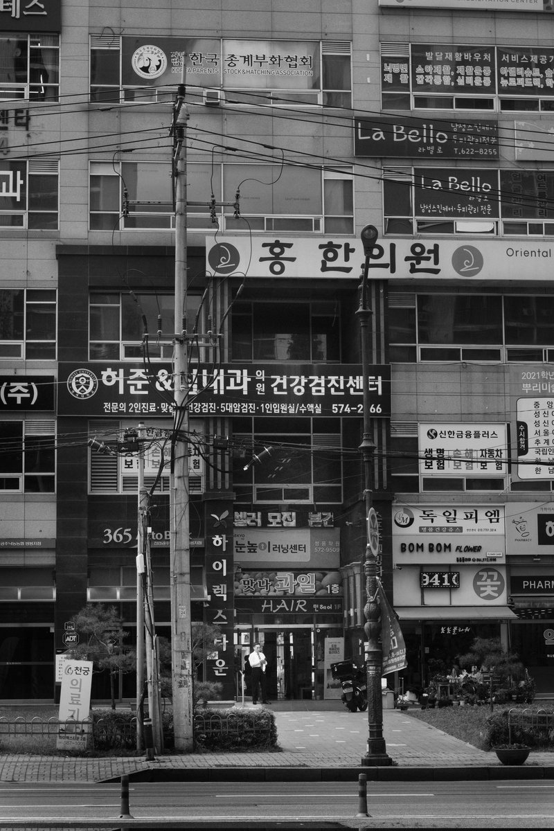 I'm not all #blackandwhite all the time but when the light is strong and its midday, it does work nice. #korea #fujifilm #streetphotography #artphotography