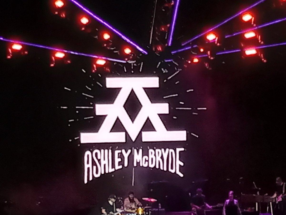 moonlitefire's tweet photo. Because #OneNightStandards are what we're doing π @AshleyMcBryde #BeersOnMeTour https://t.co/3BKfEWK7aP