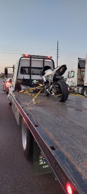 OPP_HSD's tweet photo. "No officer I don't need any help" #TorontoOpp DET officer caught up to the 23 year old rider after watching him stunt riding 162 km/hr on #HWY400 at the HWY7 off ramp  Charged: #StuntDriving #NoInsurance, obstruct plate and 3 other HTA offences. ^td https://t.co/SBBDip9Wcu