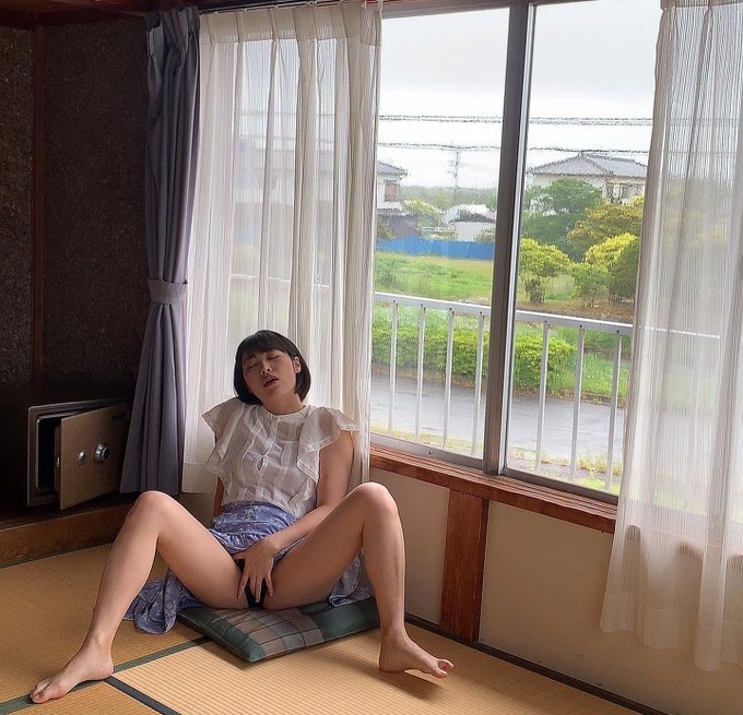 昨日インスタにあげて削除されちゃった画像🥺  パンツ履いてるし,このくらい大したことないじゃんって思ってしまう私。(麻痺ってる？！)  プレステージ出版『まだ見ぬ世界へ』 オフショット  https://t