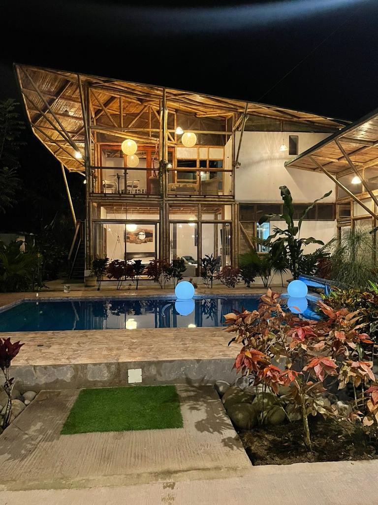 inbarlac's tweet photo. Ecuador cuenta con grandes arquitectos @ProaoXavier1 que maravillan cada día con nuevas construcciones con bambú-caña guadua 🎋🎋 y contribuyen a mitigar el cambio climático.#BambúConstrucciónSostenible #PiensaenBambú @inbarlac @BambuEcuador https://t.co/5p4lIANUjS