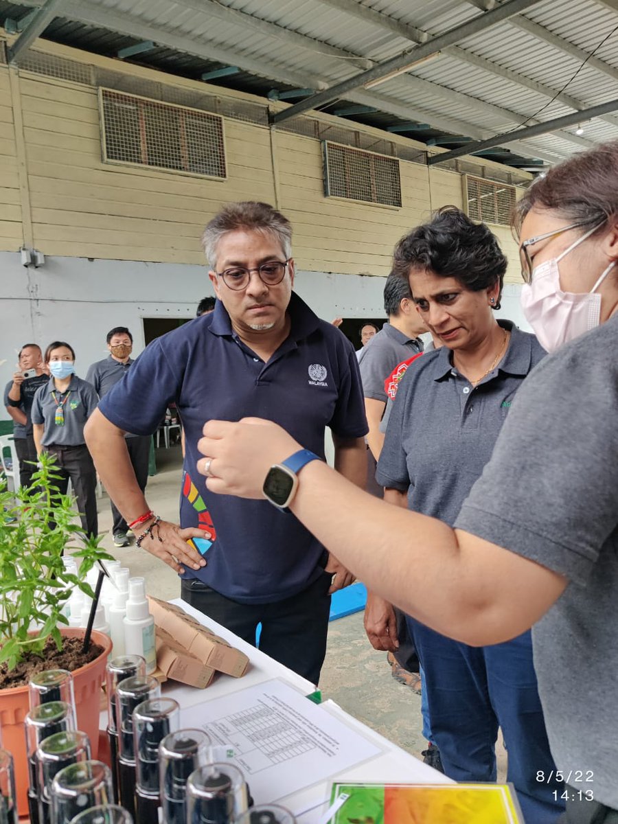 MyUNDP's tweet photo. (1/2) Wrapping up @kanniwignaraja's Sarawak leg with a warm welcome from the #Bidayuh community of Kampung Semadang. Semadang is a recipient of UNDP's Orang Asli/Orang Asal (Indigenous) Micro-Grant Facility funded by @MOFmalaysia, to enhance #conservation efforts... (cont.) https://t.co/MDYG1Dbpy9