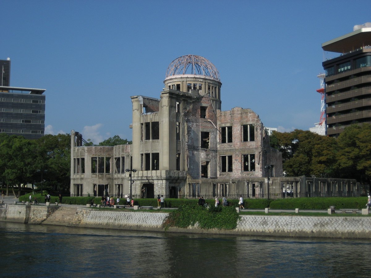 tatenosettan331's tweet photo. 原爆ドーム。元は広島県産業奨励館という瀟洒な建物だったが、至近で核攻撃を受け大破。普通の廃墟と違って
「戦争」という感じの壊れ方をしている。世界遺産。近くの慰霊塔から異様な気配がして怖かった。
（広島市中区　㍻24.9/㍻28.9） https://t.co/Q4m6VhGDKs