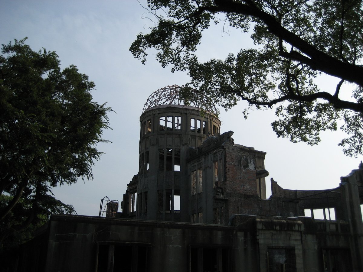 tatenosettan331's tweet photo. 原爆ドーム。元は広島県産業奨励館という瀟洒な建物だったが、至近で核攻撃を受け大破。普通の廃墟と違って
「戦争」という感じの壊れ方をしている。世界遺産。近くの慰霊塔から異様な気配がして怖かった。
（広島市中区　㍻24.9/㍻28.9） https://t.co/Q4m6VhGDKs