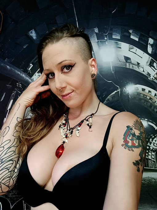 I'm back! From a wee lil vacay. Would love to see you again in my room!   https://t.co/Mn0sFYDkzb  https://t<a href="/tag/fridaymotivation"class="tags"><span>#fridaymotivation</span></a><a href="/tag/streaminglive"class="tags"><span>#streaminglive</span></a>