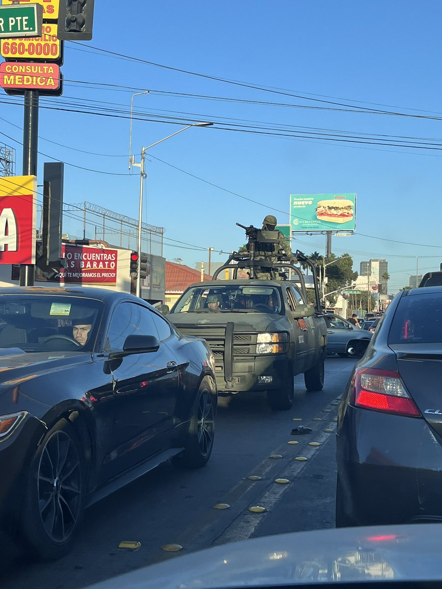 carlosaborrego's tweet image. En qué momento se volvió normal vivir entre soldados y metralletas? .
 #Tijuana #BajaCalifornia #ejercitoenlascalles #ciudaddelafuria