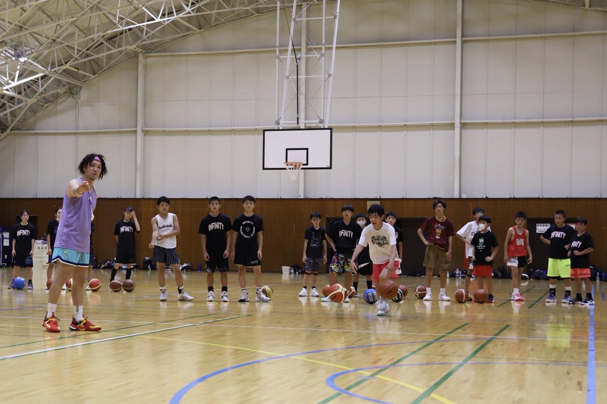 SPACEBALL_MAG's tweet photo. 🍇🍑🗻🍑🍇

Infinity 山梨 @infinity_bbs_Y U15のクリニック。
定期的に最近は見ることができているので、分かる顔もチラホラ出てきました。
設立1年目からJr. WC に出場したのは見事だし、後輩達もその勢いのまま突き進んで欲しいです。

Always Ready! 👍🏼

#BoogiesBasketballSchool https://t.co/6WB7A56nNp
