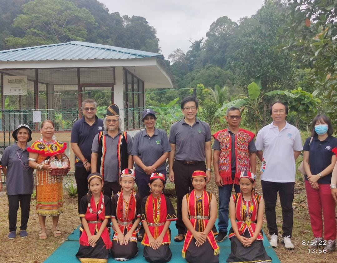 MyUNDP's tweet photo. (1/2) Wrapping up @kanniwignaraja's Sarawak leg with a warm welcome from the #Bidayuh community of Kampung Semadang. Semadang is a recipient of UNDP's Orang Asli/Orang Asal (Indigenous) Micro-Grant Facility funded by @MOFmalaysia, to enhance #conservation efforts... (cont.) https://t.co/MDYG1Dbpy9