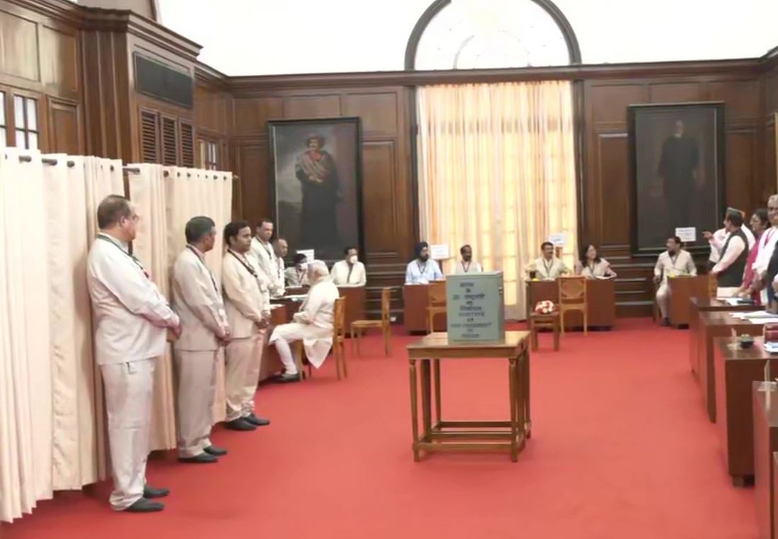 IBC24News's tweet photo. दिल्ली: प्रधानमंत्री नरेंद्र मोदी ने उपराष्ट्रपति चुनाव के लिए अपना वोट डाला।

@narendramodi | @BJP4India | #JagdeepDhankhar | #VCElection | #MargaretAlva  | #VicePresidentElection | #vicepresidentelection2022 https://t.co/660bYTybpC