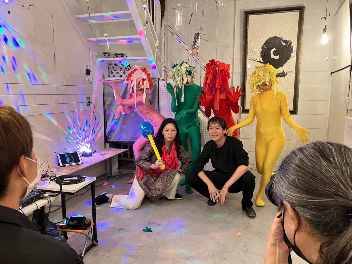 nori_cko's tweet photo. 全身タイツ隊パフォーマンス終わり🎀🌷
（w/一平さん）
この妖精ちゃんたちは世界のどこにでも出現するらしい。 https://t.co/hyueffF2hd