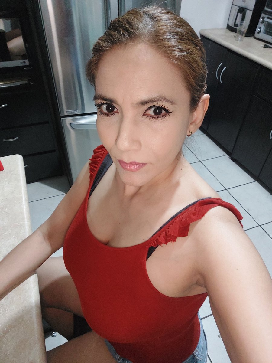 Verenci's tweet photo. Una fotito sin filtro, si tengo mis líneas de expresión o mis arruguitas, pero trato de cuidarme por eso no están tan marcadas, comento esto porque alguien me dijo que tenía filtro en la foto de mis 47. Muy buenas noches! https://t.co/KlPRhLaPWL