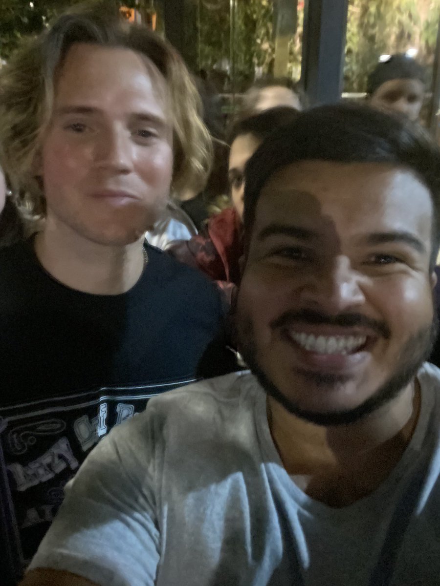 ytohaddad's tweet photo. #19YEARSOFMCFLY e eu nunca vou esquecer esses abraços 💛 https://t.co/mt5GWOvaU1