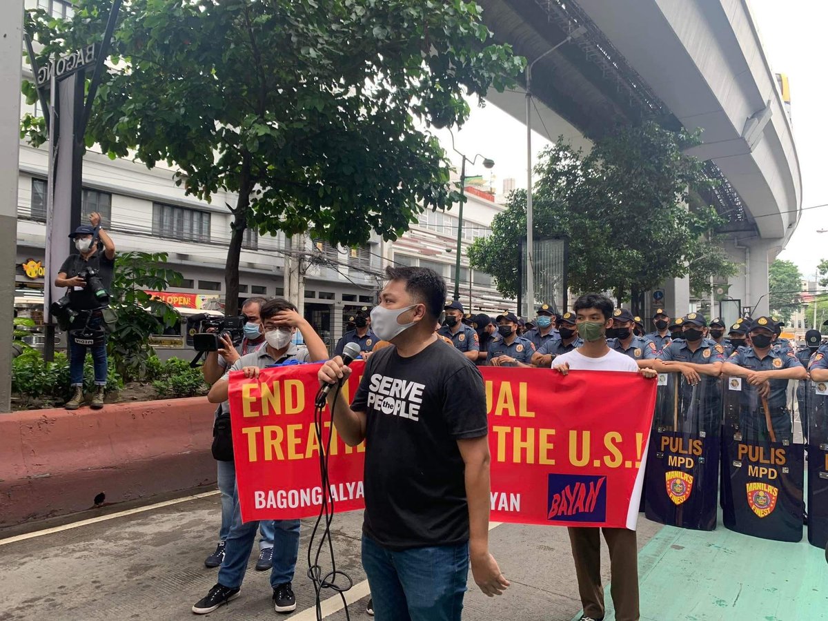 _KILOS_'s tweet photo. Students along with other progressive groups march towards Mendiola in protest of US Secretary of State Anthony Blinken's visit to Malacañang in order to reestablish the United State's commitment to the Mutual Defense Agreement and enhanced cooperation between the two states. https://t.co/C9MYJGXyWM