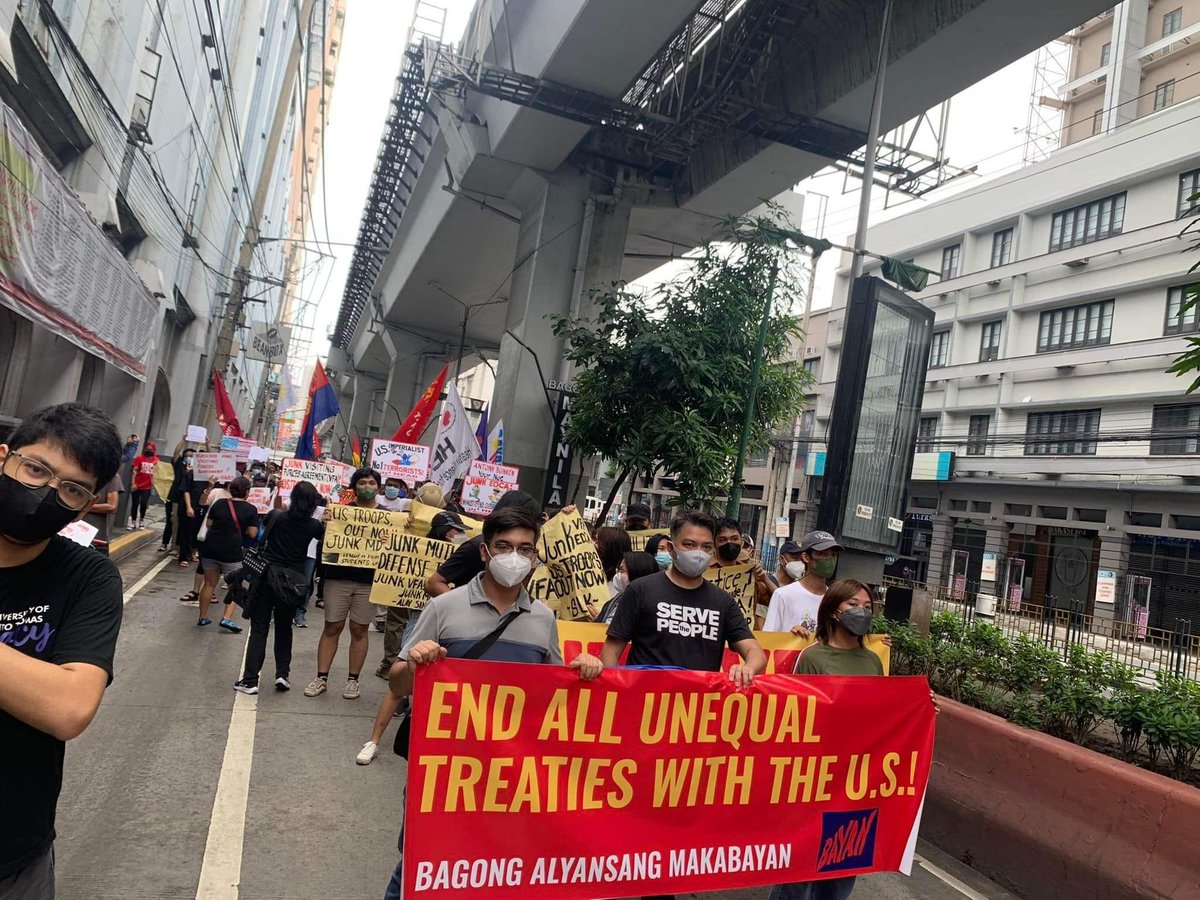 _KILOS_'s tweet photo. Students along with other progressive groups march towards Mendiola in protest of US Secretary of State Anthony Blinken's visit to Malacañang in order to reestablish the United State's commitment to the Mutual Defense Agreement and enhanced cooperation between the two states. https://t.co/C9MYJGXyWM
